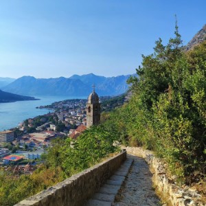 Perast et la forteresse de Kotor. On a fait l'ascension en plein soleil, sinon c'est pas drôle 🤠.#montenegro #landscape #kotor